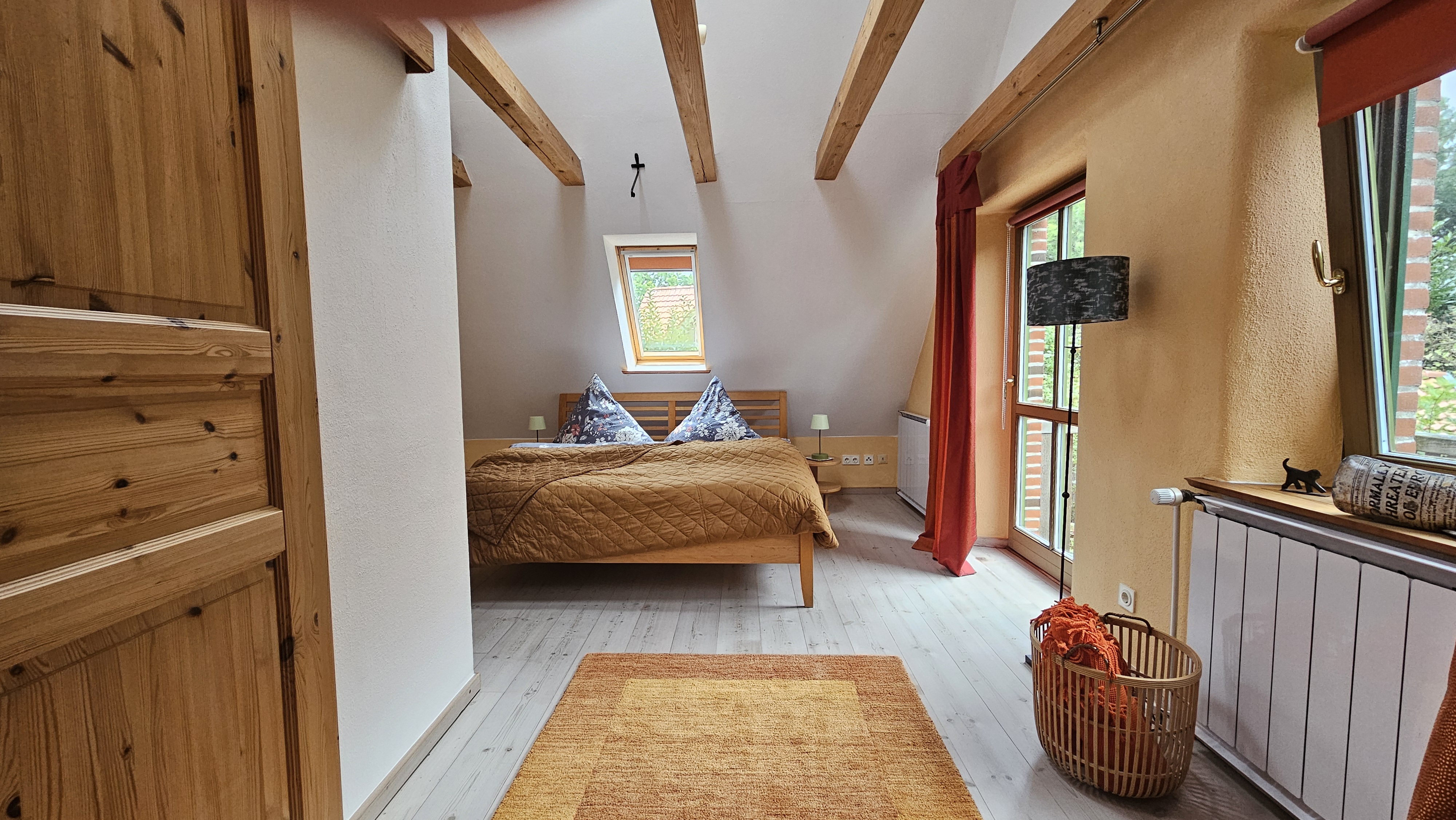 Detail mit Lehmputz und Holzbalken – nachhaltige Bauweise für gesundes Raumklima.